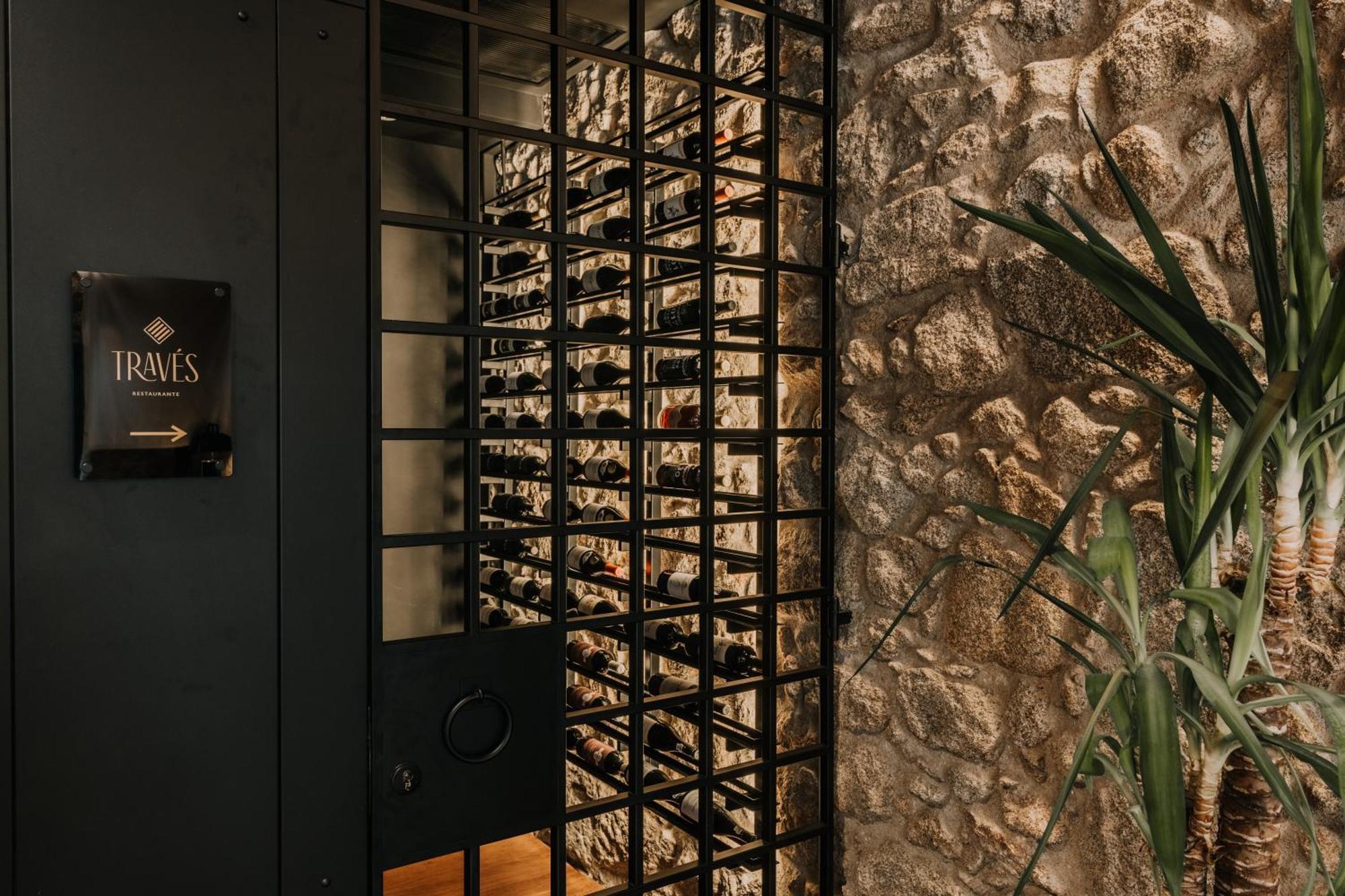 Timbre Virtudes Porto Exterior foto Wine rack at the entrance of the hotel
